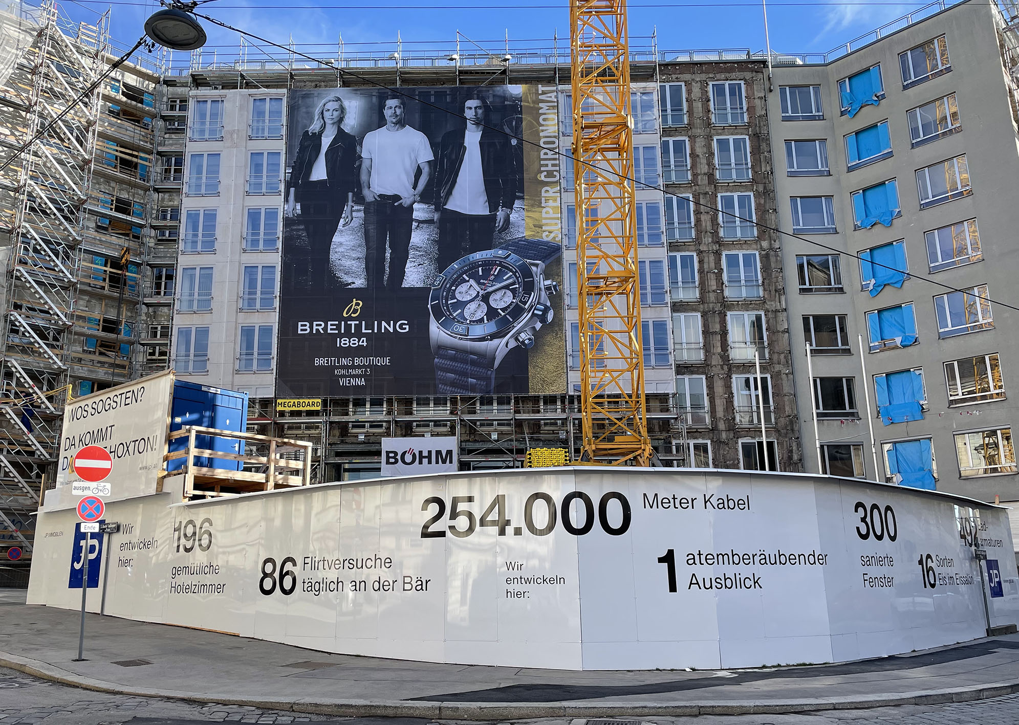 Großformatige Breitling-Werbung auf der Hoxton-Baustelle
